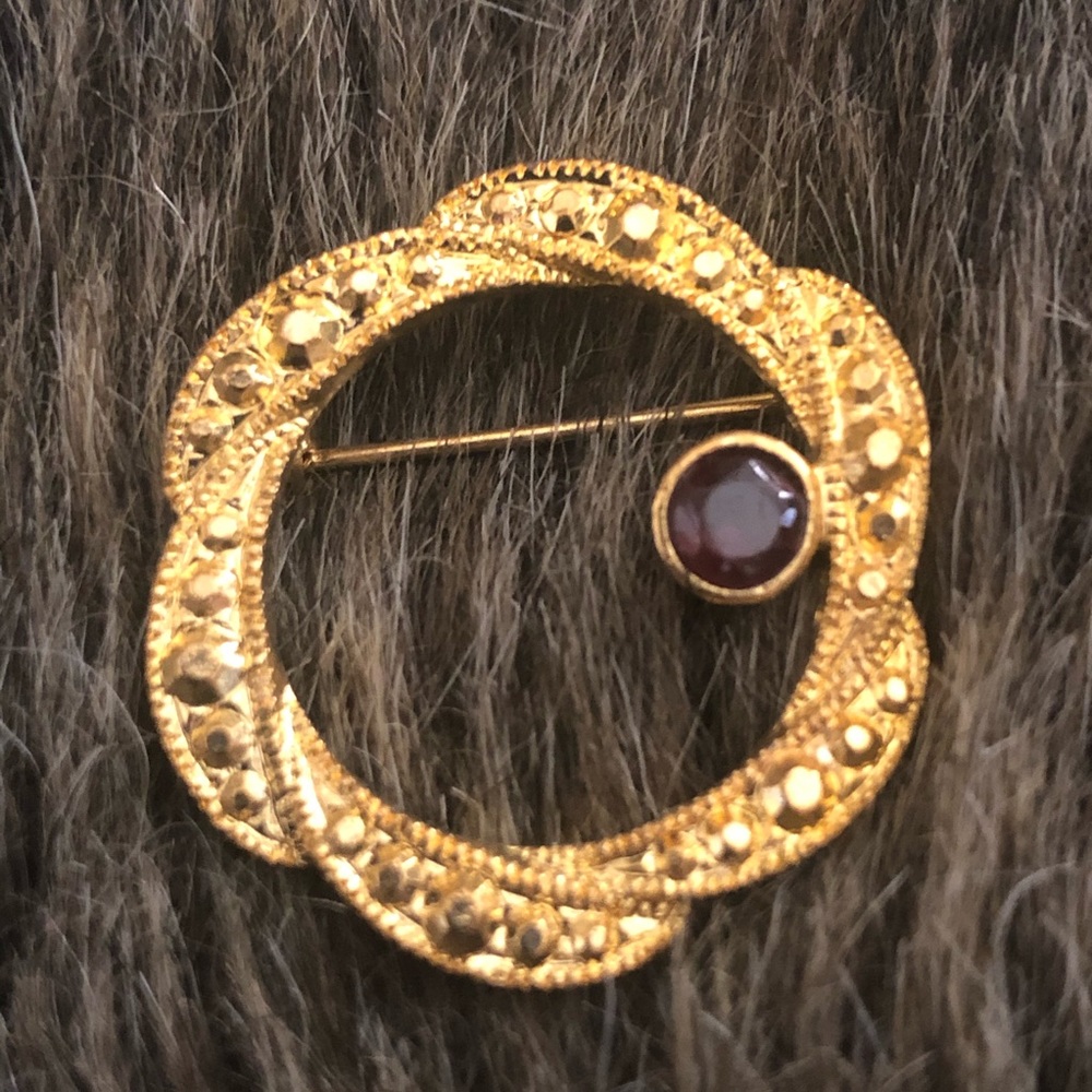 Vintage 80s Avon gold marcasite garnet stone brooch pin